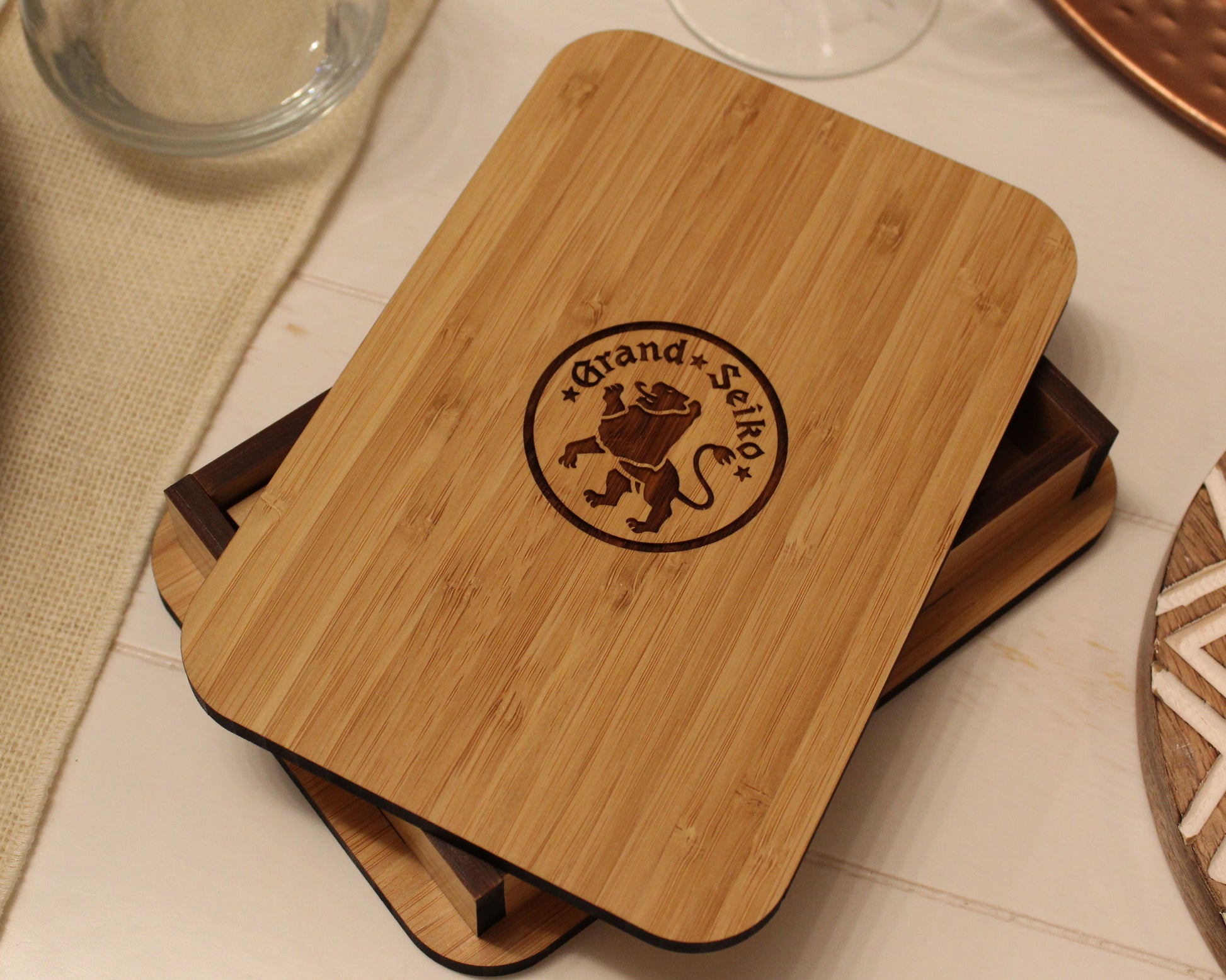 Custom bamboo bill presenter box for restaurant use