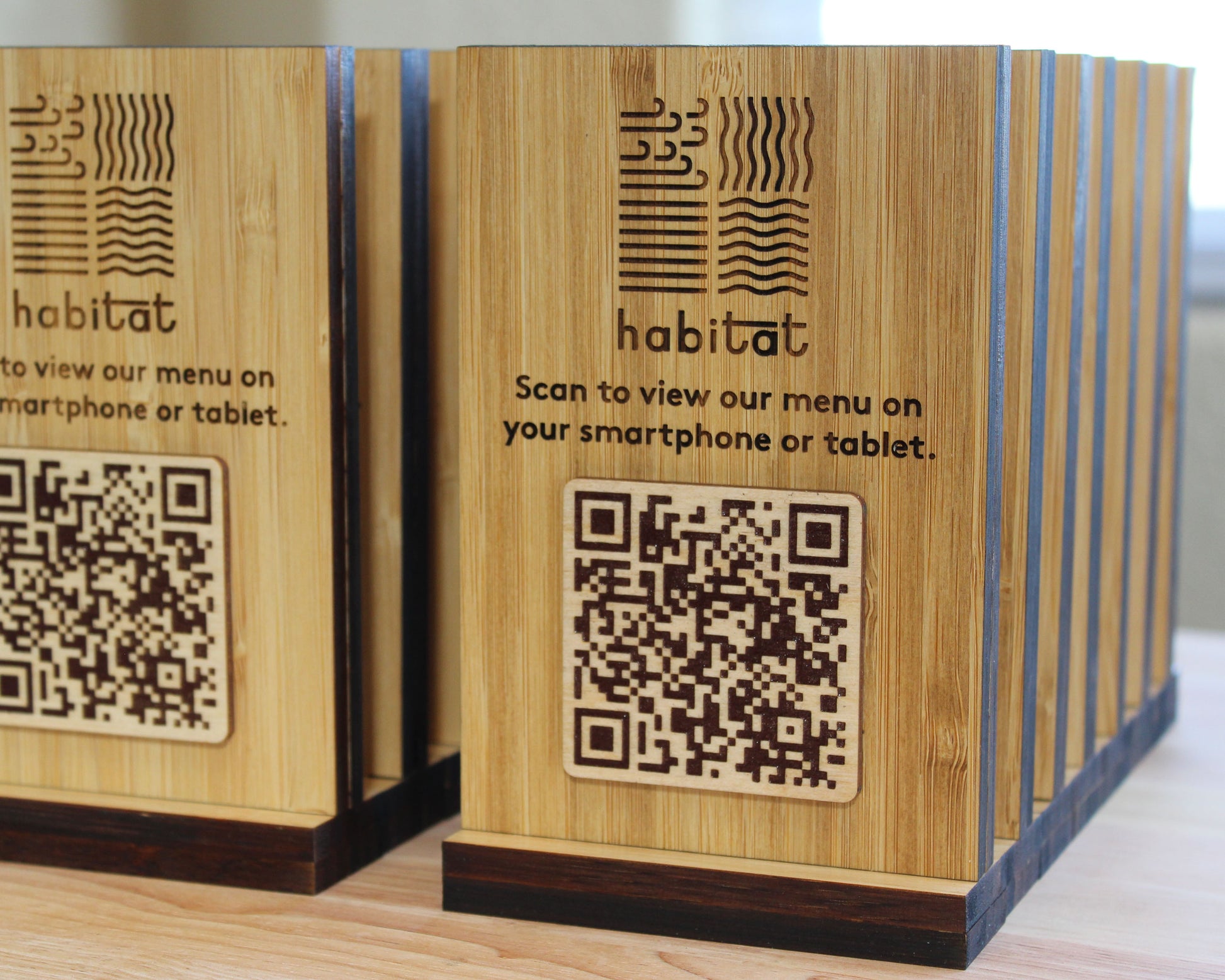Contactless menu display for restaurant table